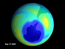 Immagine dello strato di ozono che avvolge la terra, si noti il profondo diradamento sull'Antartide (2001).